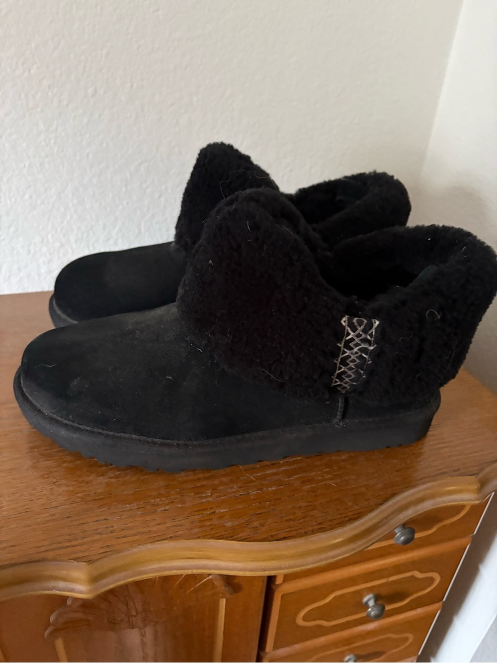 UGG WOMENS ULTRA MINI BLACK BRAID BOOT  SIZE 9